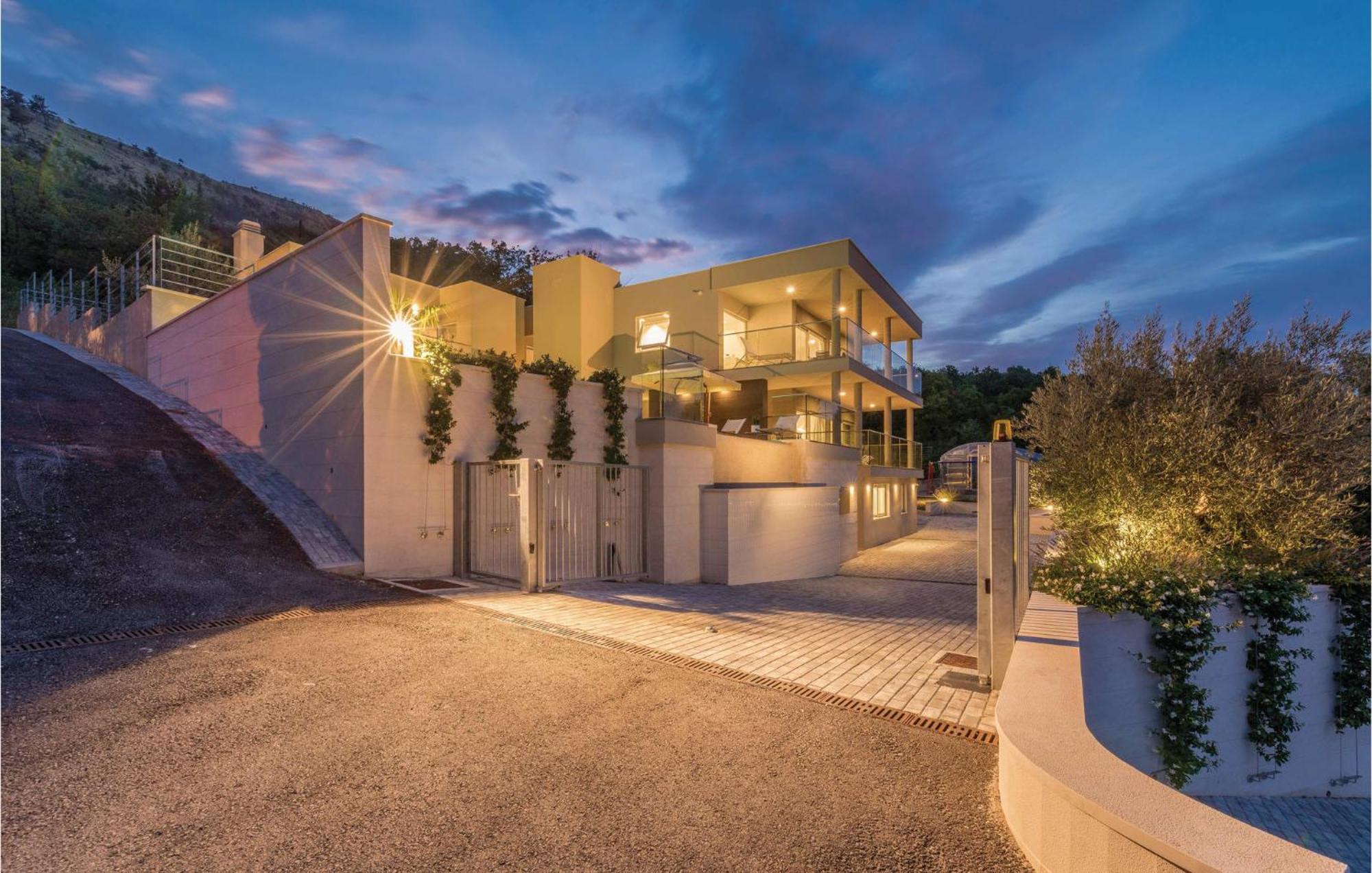 Nice Apartment In Plomin With Jacuzzi Extérieur photo