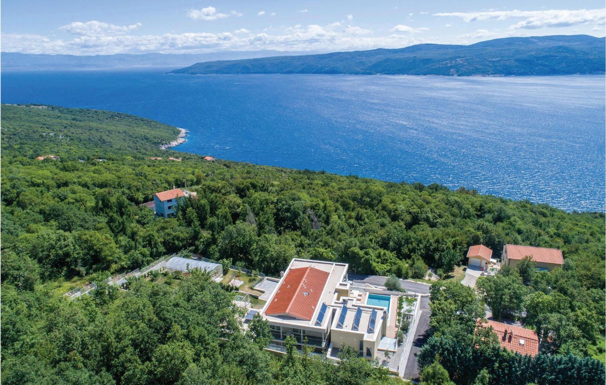 Nice Apartment In Plomin With Jacuzzi Extérieur photo